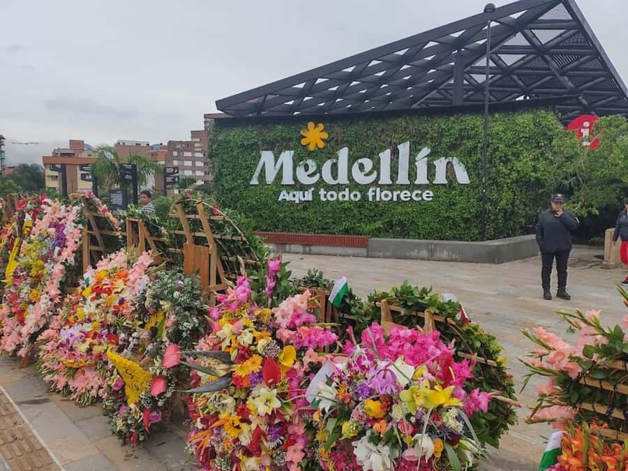 MEDELLIN: CITY TOUR MEDELLIN + GRAFFITOUR COMUNA 13 - Getting picked up at 7:50 to 8:50, and why the timing matters