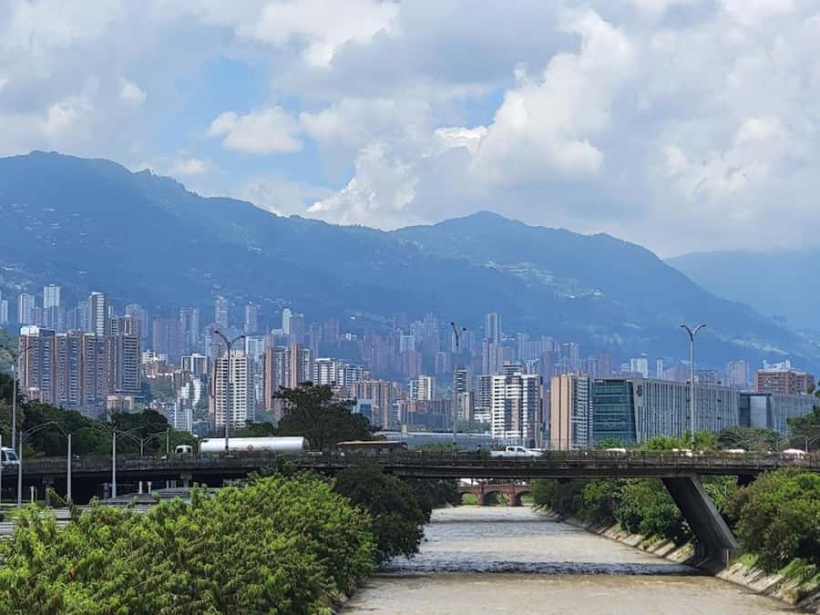 MEDELLIN: CITY TOUR MEDELLIN + GRAFFITOUR COMUNA 13 - Comuna 13 graffitour and the escalators: where the story lands