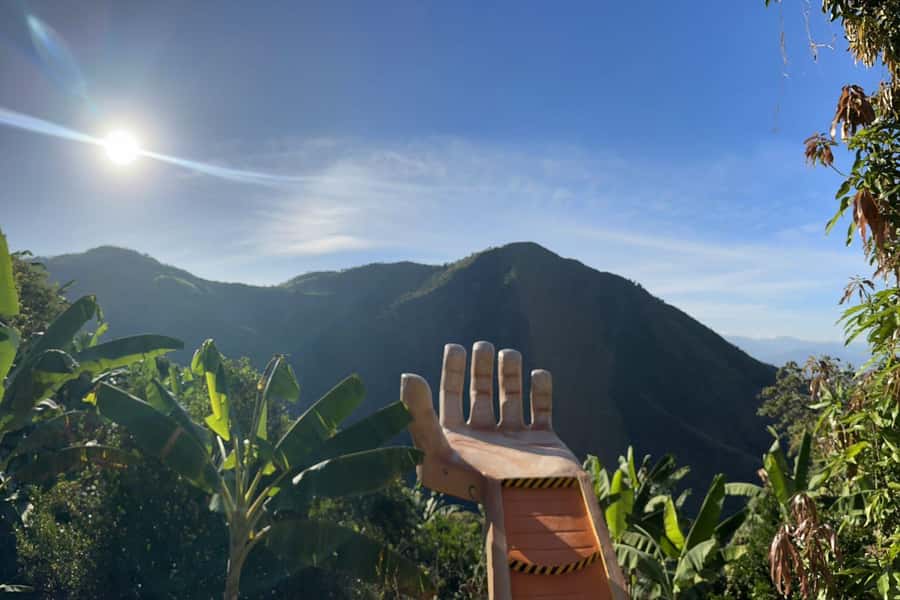 Medellin: Coffee and fruit tour - First photo moments: the imposing hand and the scenery you can actually use