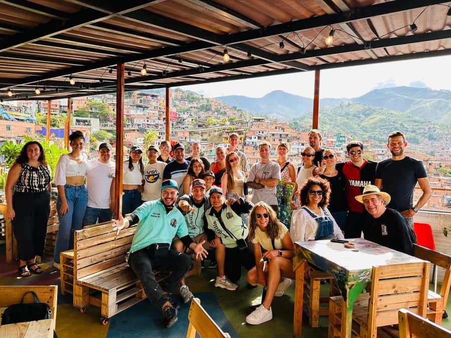 Medellín: Comuna 13 and Graffiti Guided Tour with a Local - Key things you will notice on this Comuna 13 tour