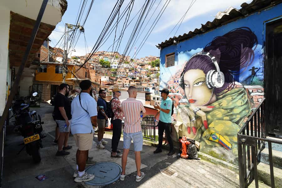 Medellín: Comuna 13 and Graffiti Guided Tour with a Local - The route keeps you in lesser-known alleys
