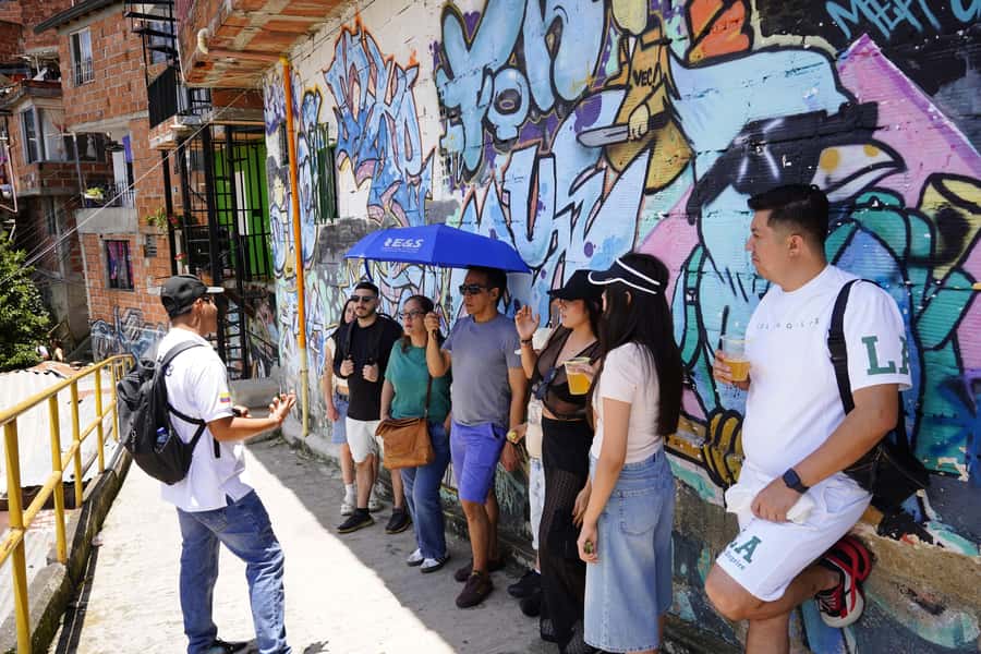 Medellín: Comuna 13 and Graffiti Guided Tour with a Local - Breaks, free time, and the “look out over the city” moment