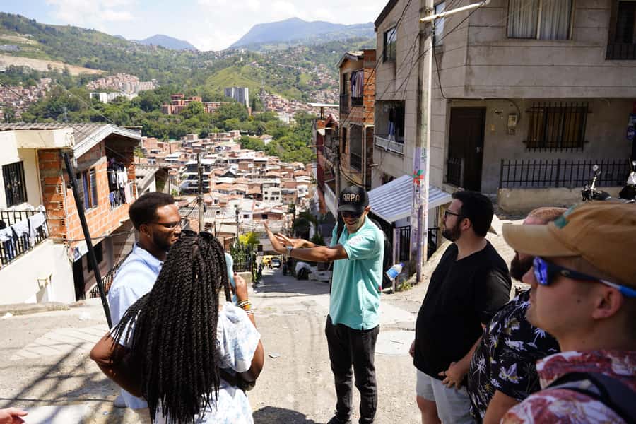 Medellín: Comuna 13 and Graffiti Guided Tour with a Local - Street dance performance, ice cream, and the rooftop-style finish