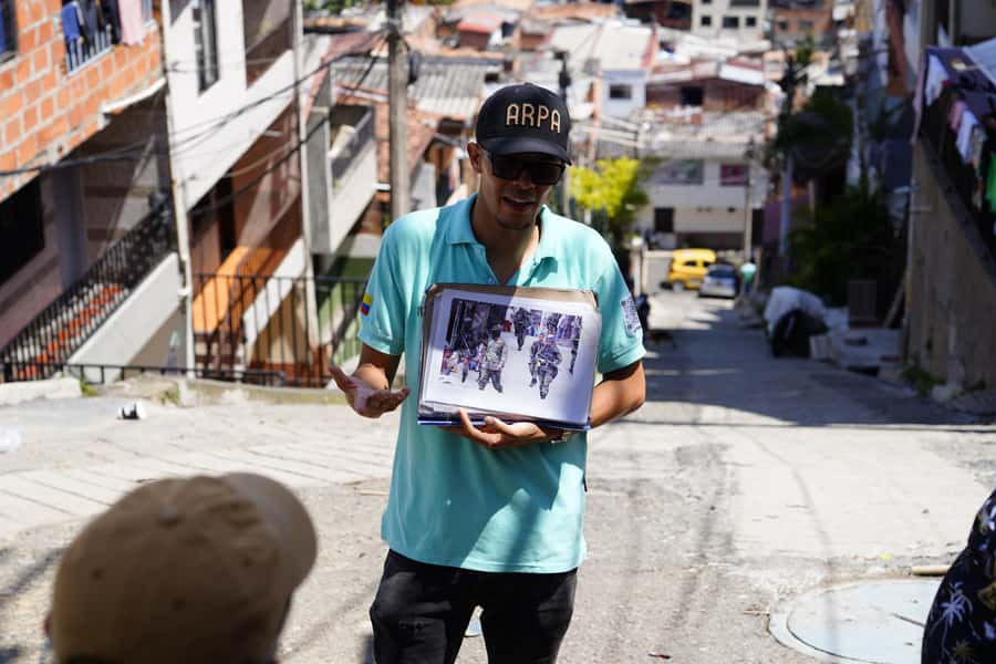 Medellín: Comuna 13 and Graffiti Guided Tour with a Local - Price and value: why $16 can work when the stops are real