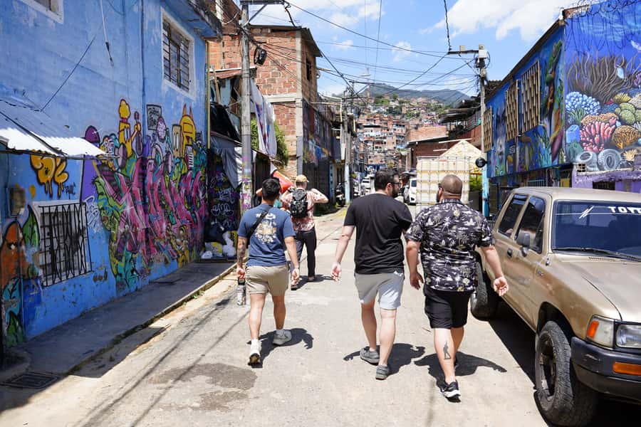 Medellín: Comuna 13 and Graffiti Guided Tour with a Local - Best for you if you want culture plus direction
