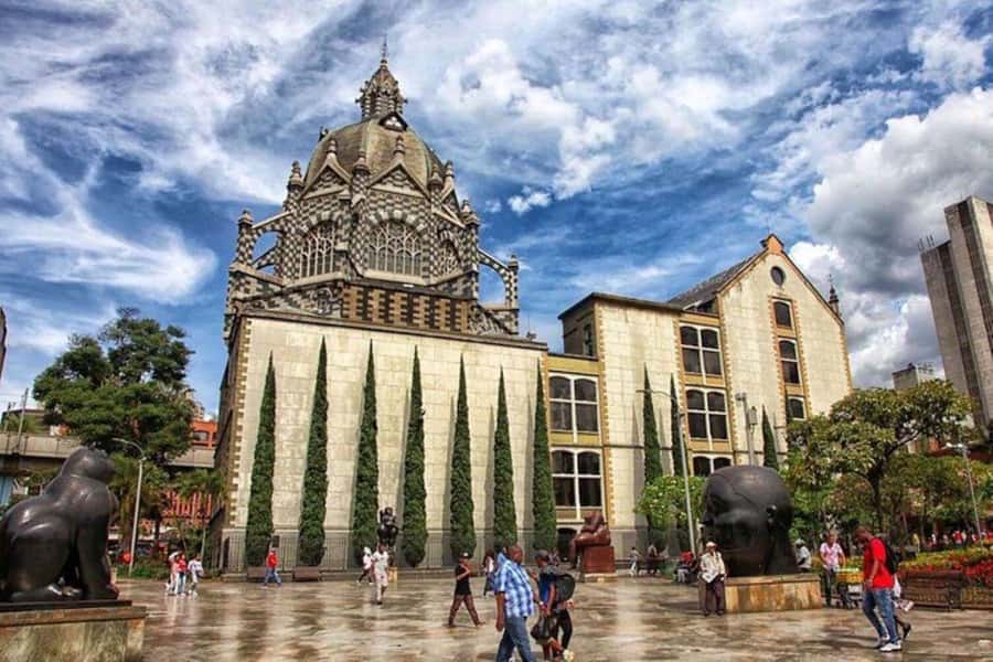 Medellín: Comuna 13, Cable Cars and Botero Statues Tour - Key Things You Should Know Before You Go