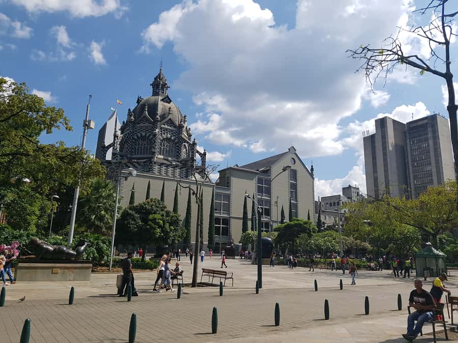 Medellín: Comuna 13, Cable Cars and Botero Statues Tour - Botero Plaza Details: 23 Sculptures Worth Slowing Down For
