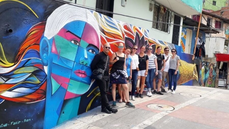 Medellín: Comuna 13 District Tour with Cable Car Ride - Comuna 13 guided walk: murals, escalators, and the library moment