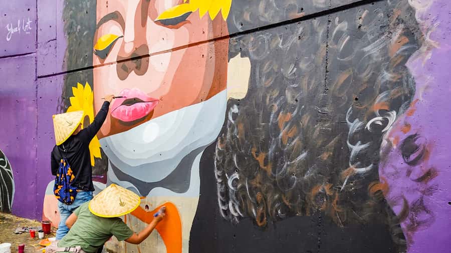 Medellin: Comuna 13 Graffiti Tour, Cable Car & Street Food - Starting in Poblado: Get Your Bearings Without Guessing