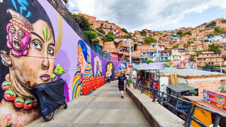 Medellin: Comuna 13 Graffiti Tour, Cable Car & Street Food - Metrocable Ride: Mountain Views and a Quick Lesson in How the City Works