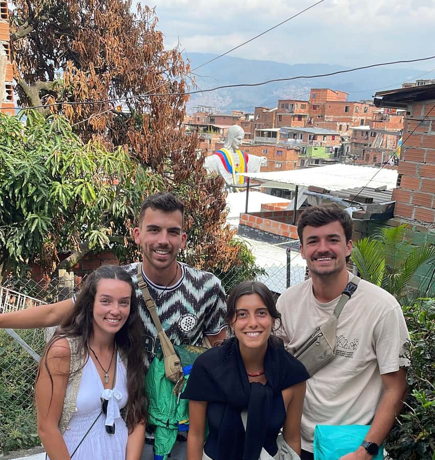 Medellín: Comuna 13 (Graffitour) Discover the Transformation - Escalators, snacks, and the wide Medellín viewpoints