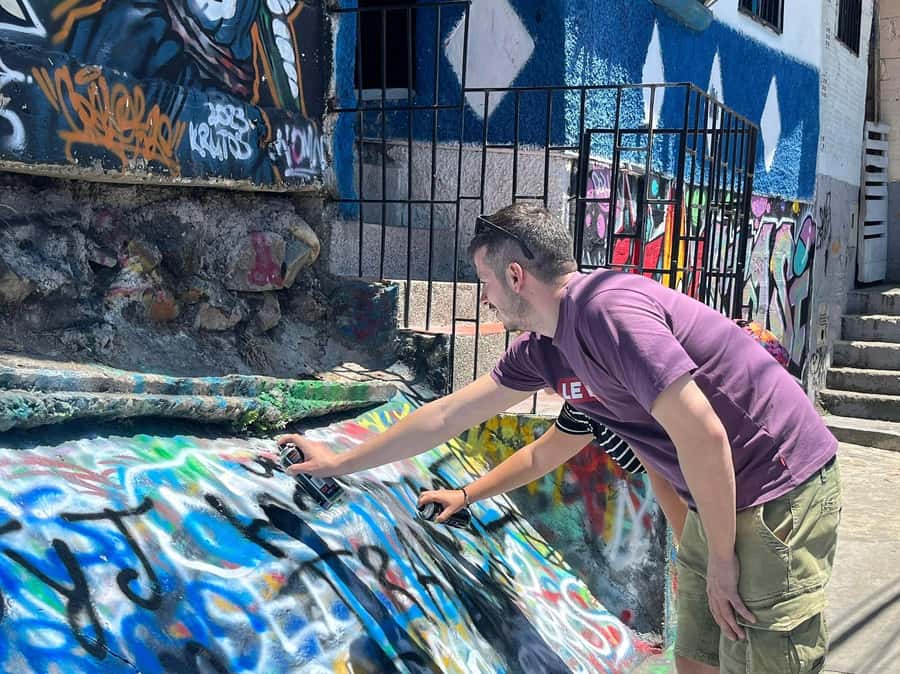 Medellín: Comuna 13 (Graffitour) Discover the Transformation - Performance zone, viewpoint time, and the Deslizar photo moment