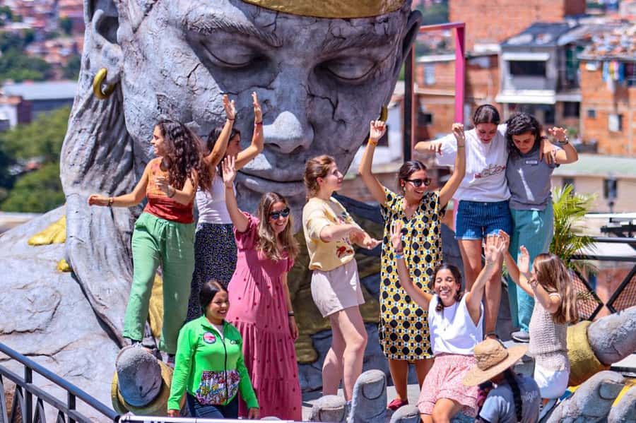 Medellín Comuna 13 local guides snacks and your own graffiti - The graffiti experience: hands-on art with context