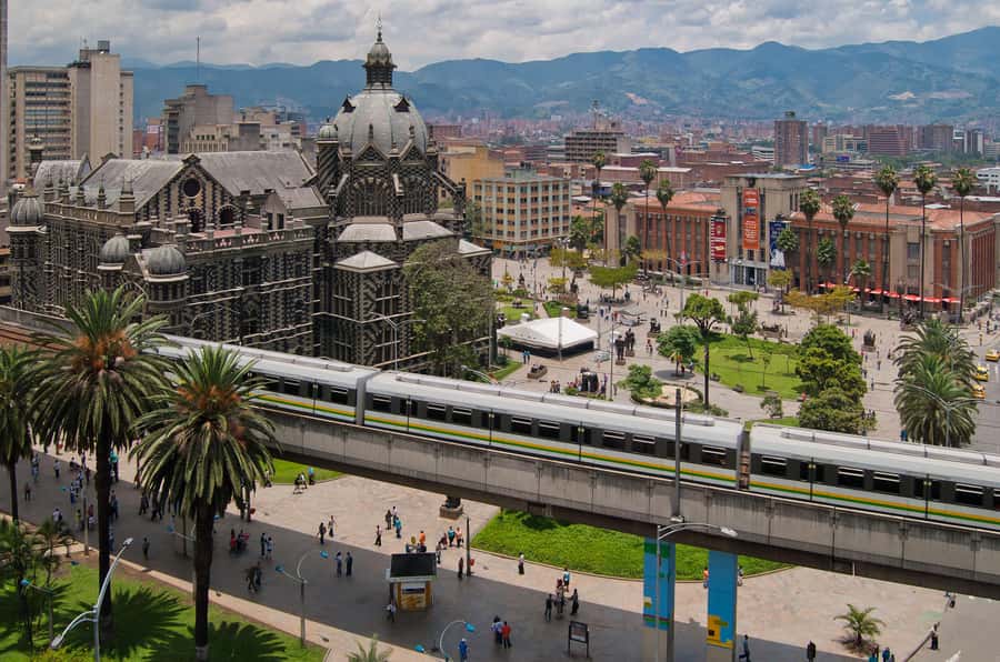 Medellín: Comuna 13, Pueblito Paisa, & Antioquia Museum Tour - Getting the City Views Right: Metro and Metrocable to a Lookout