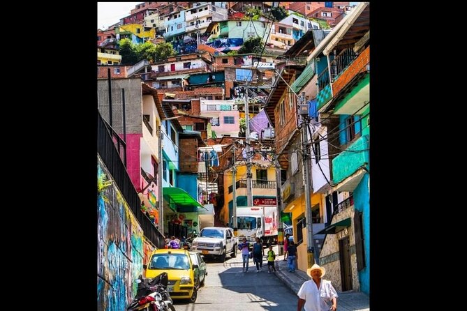 Medellín: Comuna 13 Tour with Spray Painting and ice cream - Escaleras Electricas De La Comuna 13: One Icon, Lots of Meaning