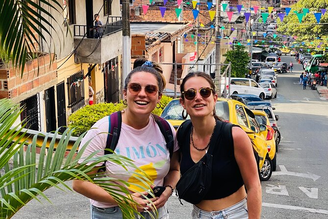 Medellín: Electric Bike Tour, Centre, Point of Sale and Comuna 13 - La Playa Avenue and Junín: street vendors with nonstop voice