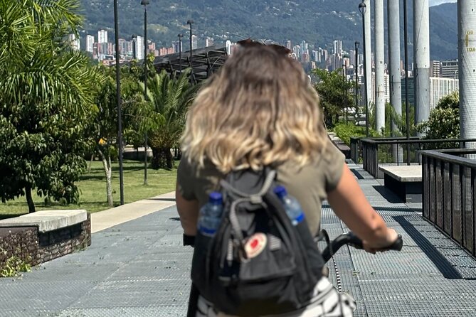 Medellín: Electric Bike Tour, Centre, Point of Sale and Comuna 13 - Comuna 13: resilience and graffiti told through an on-foot walk