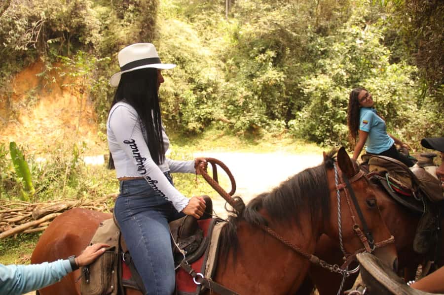 Medellin: Horseback Riding in the Medellin Mountains - The fan moment: cheering with the crowd