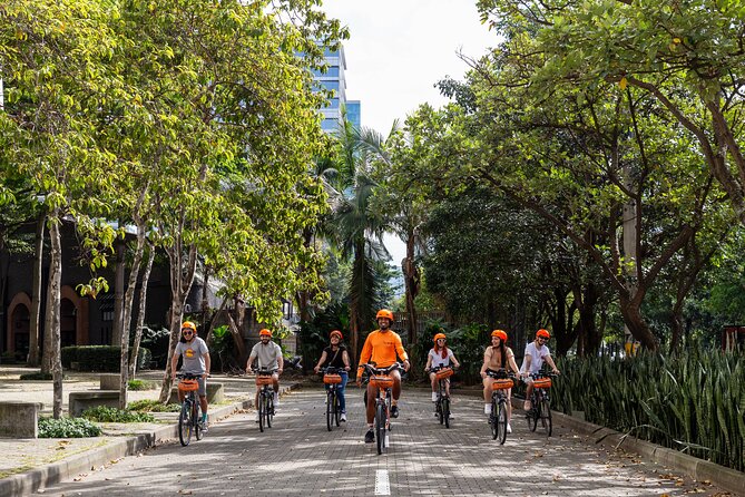 Medellín: Local neighborhoods and included food on e-bike - Parque Belen: arepa with quesito and an old-school park mood