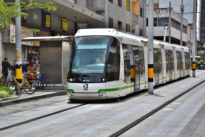Medellin: Mémoire et Transformation - Une Visite Authentique - Medellín, Mémoire et Transformation, the smart way: transport plus memory