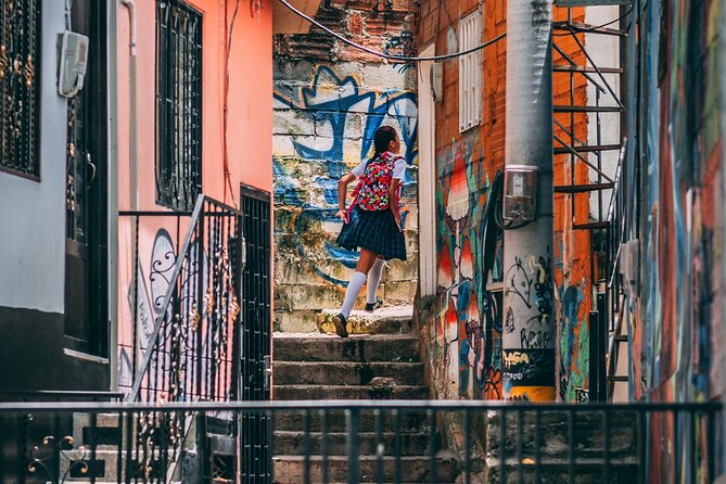 Medellin: Mémoire et Transformation - Une Visite Authentique - Downtown color: tango bar, theatre, and why it matters beyond the street