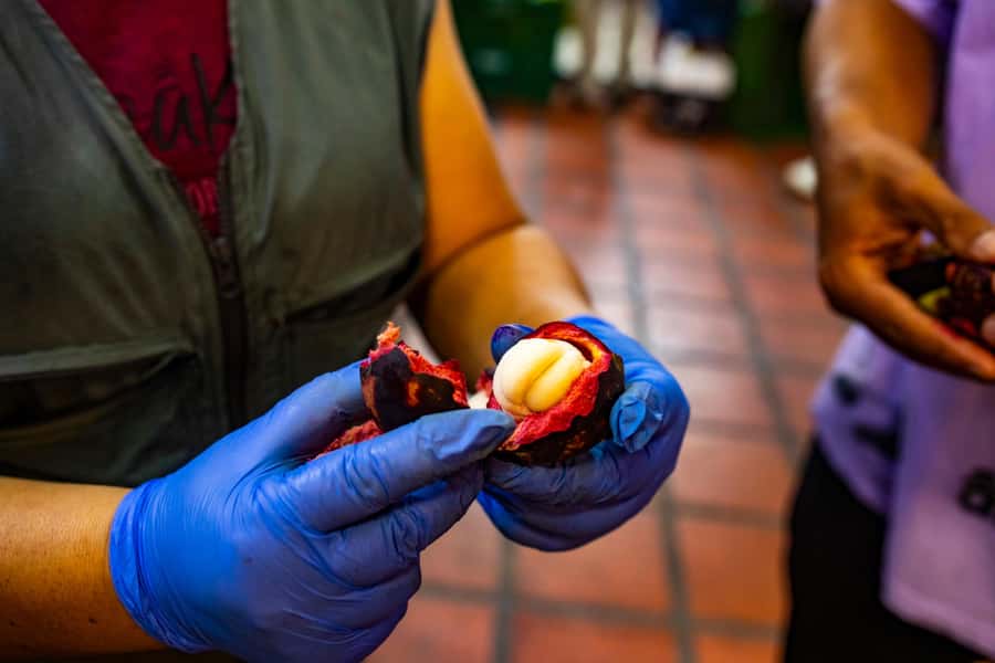 Medellín Multi-sensory Tour in the market, +15 Exotic Fruits - Stop two: guided trader stories and the second tasting loop