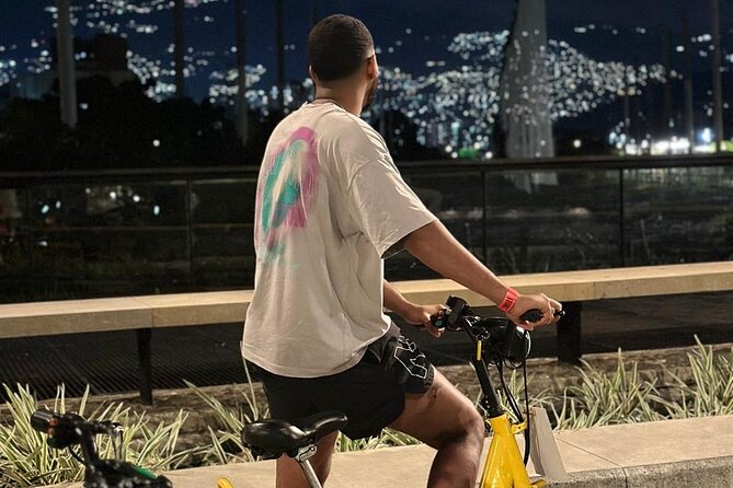 Medellin Night E-Bike Tour with Gourmet Dinner Included - Starting in Laureles: The Meeting Point and the First Glide