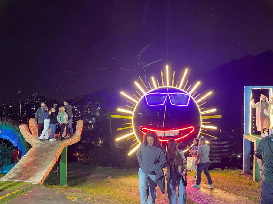 Medellín: One Night in El Cielo Viewpoint with activities - The short on-foot transition, then dinner at Michigan Pizza Bar