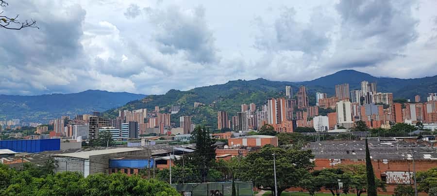 Medellín: Pablo Escobar Historical Tour Complete Experience - The “Pablo Escobar” Stop: Another Photo Anchor, Another Chapter