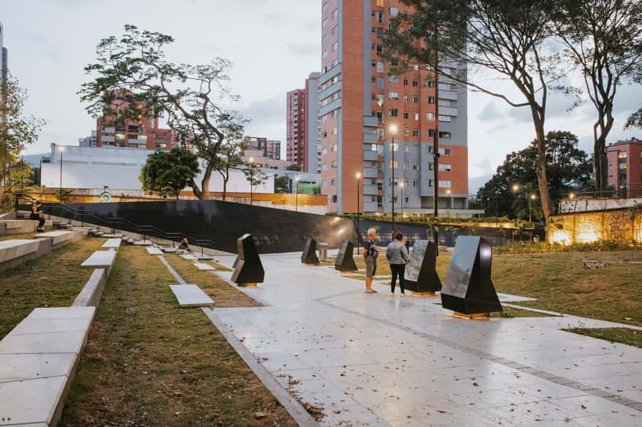 Medellín: Pablo Escobar Historical Tour Complete Experience - The Role of a Bilingual Guide: How You Get More Than Facts