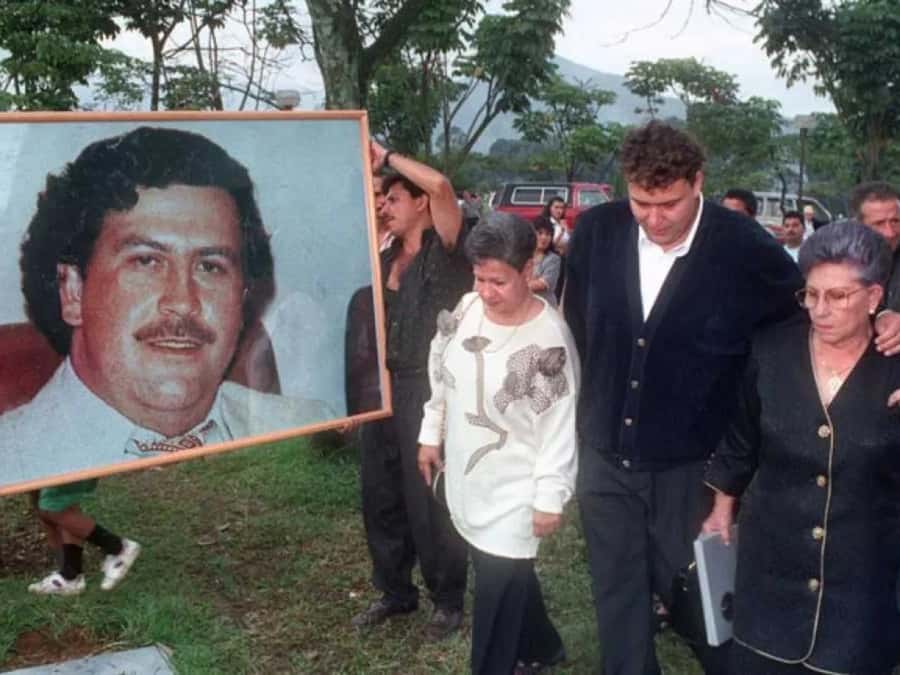 Medellín: Pablo Escobar Tour with beer included - Guides like Alejandro and Jhonny, and why questions actually get answered