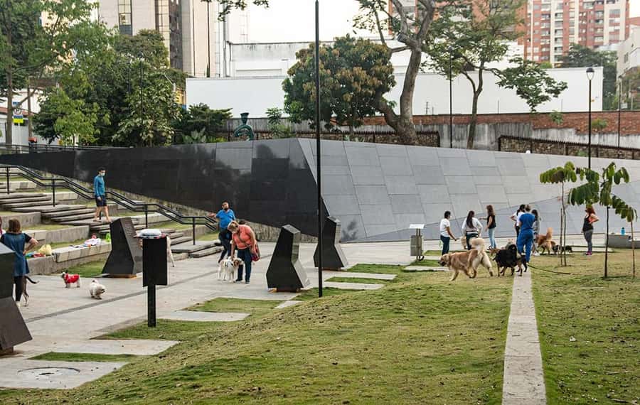 Medellín: Pablo Escobar Tour with beer included - Who should book this tour, and who might want a different option