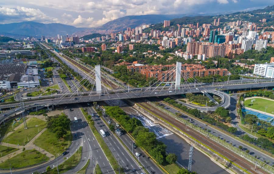 Medellín: Private City Tour with Metrocable and Comuna 13 - Metrocable: Medellín by Viewpoint, Not Just by Car Ride