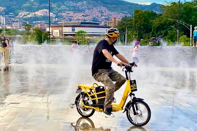 Medellin Private E-Bike Tour with Gourmet Lunch included. - Stop 3: Edificio del Ferrocarril de Antioquia, A Sense of Past and Place