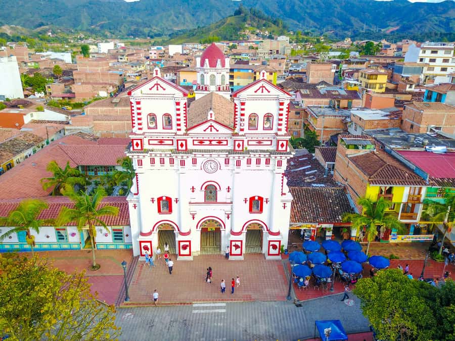 Medellín: Private Guatapé Tour w/ Breakfast, Lunch & Cruise - The Guatapé town walk: tiles, baseboards, and the Zócalos mindset