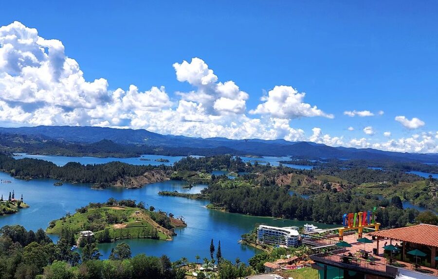 Medellín: Private Guatapé Tour w/ Breakfast, Lunch & Cruise - El Peñol climb: 740 steps, 220 meters of payoff, and how to prepare