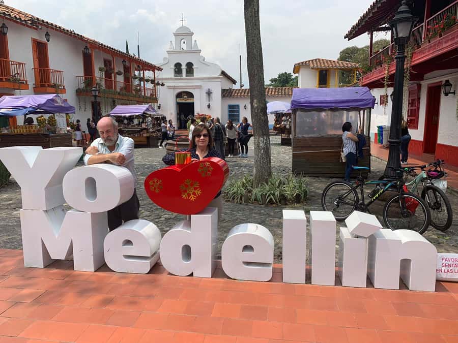Medellín: Private Pablo Escobar Tour with Cable Car Ride - From Montesacro Cemetery to the Pablo Escobar mural: seeing the story in pieces