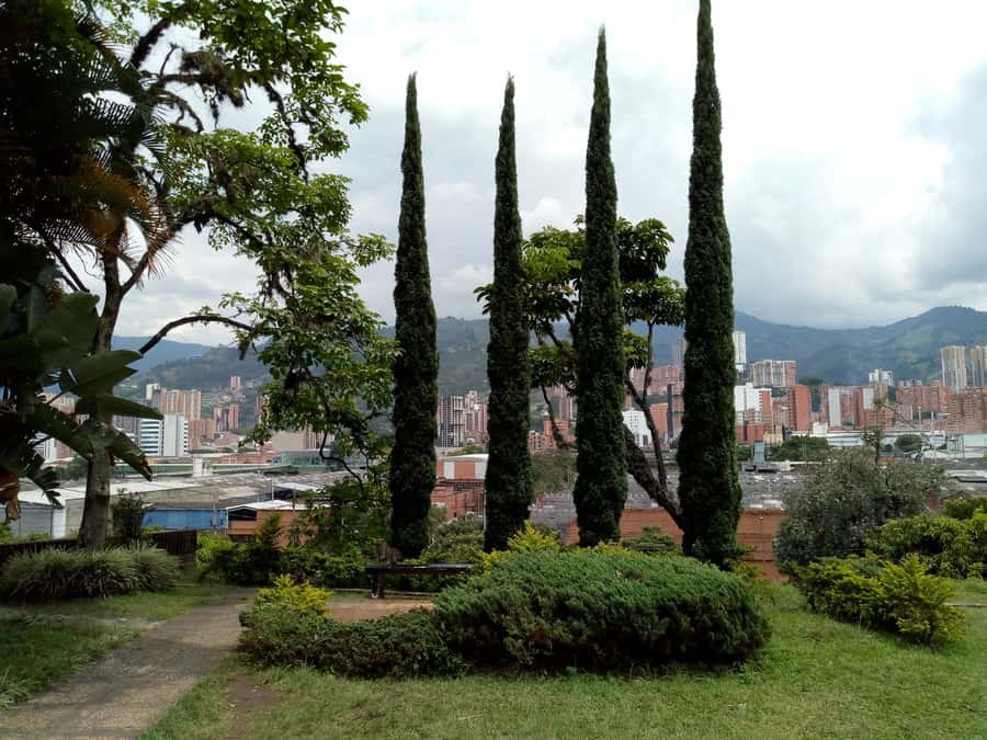 Medellín: Private Pablo Escobar Tour with Cable Car Ride - Riding Metrocable Juan XXIII for West Medellín views