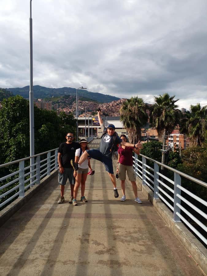 Medellin: Tour Pablo Escobar y Comuna 13 Privado - Jardines Monesacro Cemetery: Tomb Visit and Guided Walk