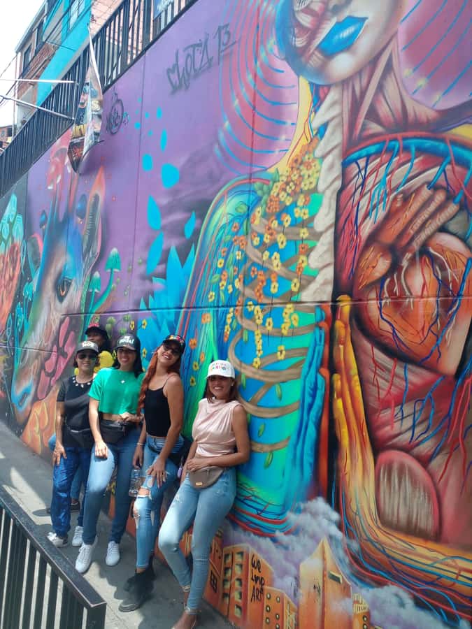 Medellin: Tour Pablo Escobar y Comuna 13 Privado - Photo Stop at the Pablo Escobar Mural, Plus a Little Browsing Time