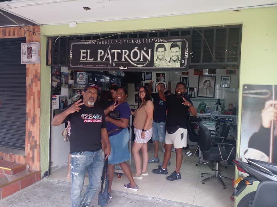 Medellin: Tour Pablo Escobar y Comuna 13 Privado - Los Olivos Neighborhood: Short Guided Stop Before Comuna 13