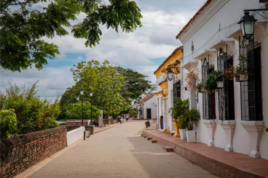Mompox Caribbean Routes - Lunch by the Magdalena: eating with the river in view