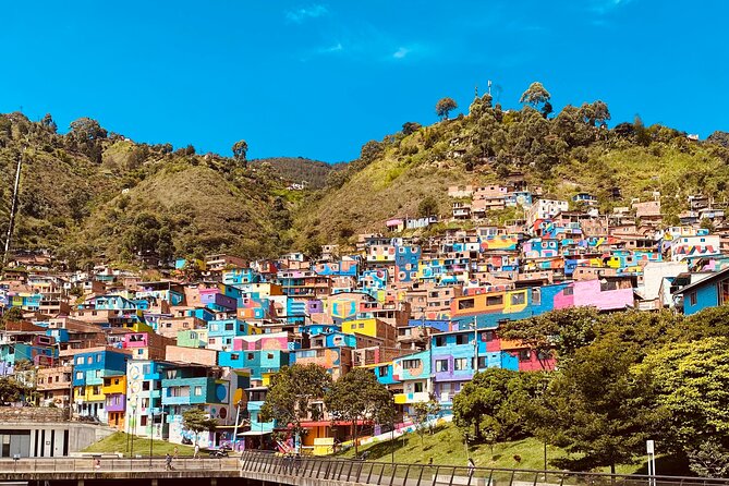More authentic visit to Medellín + Comuna 3 (alternative) - Metrocable ride: public transport, mutual aid, and urban planning in one movement