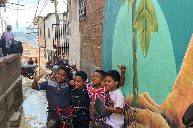 More authentic visit to Medellín + Comuna 3 (alternative) - Constelaciones MacroMural Manrique with Javier: murals as lived history