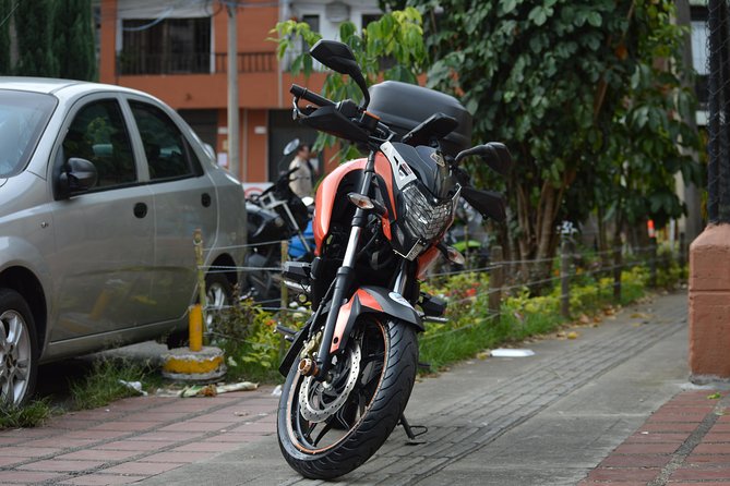 Motorcycle rental in Medellin with unlimited km - Pickup essentials at Moto Ride Medellín, Cra 43D in El Poblado