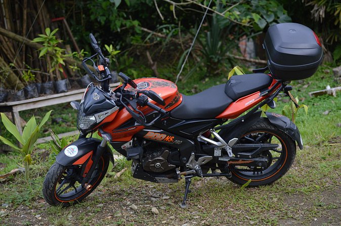 Motorcycle rental in Medellin with unlimited km - Safety lock and what it means for real stop-and-go parking