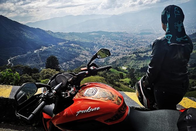 Motorcycle rental in Medellin with unlimited km - Helmets, safety cable, and SOAT insurance you do not have to chase