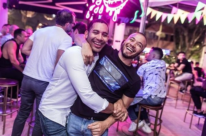 Night Out Gay Bar Crawl in Medellin - Stop 1 in Medellín: first venue, welcome drink, quick entry