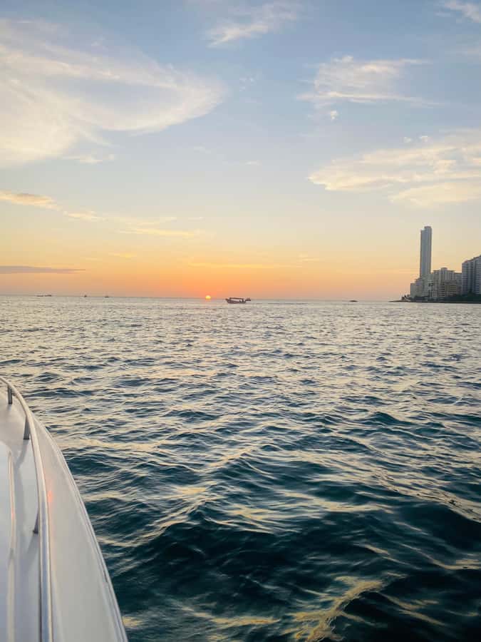Nightlife: sunset boat party + tour of the old town - Getsemaní at night: colors, art, music, hidden paths, and club time