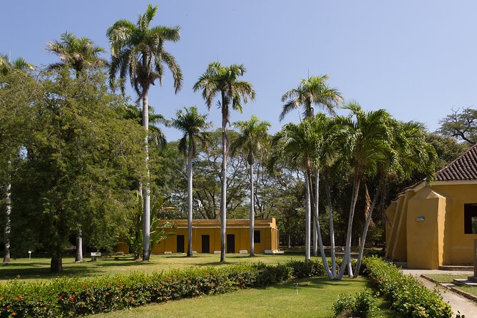Old Town and Quinta San Pedro Santa Marta City Tour - Centro Historico: Parque de Los Novios, Simón Bolívar Park, and the Cathedral Tomb